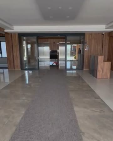 Parke zeminli, geniş boş salon