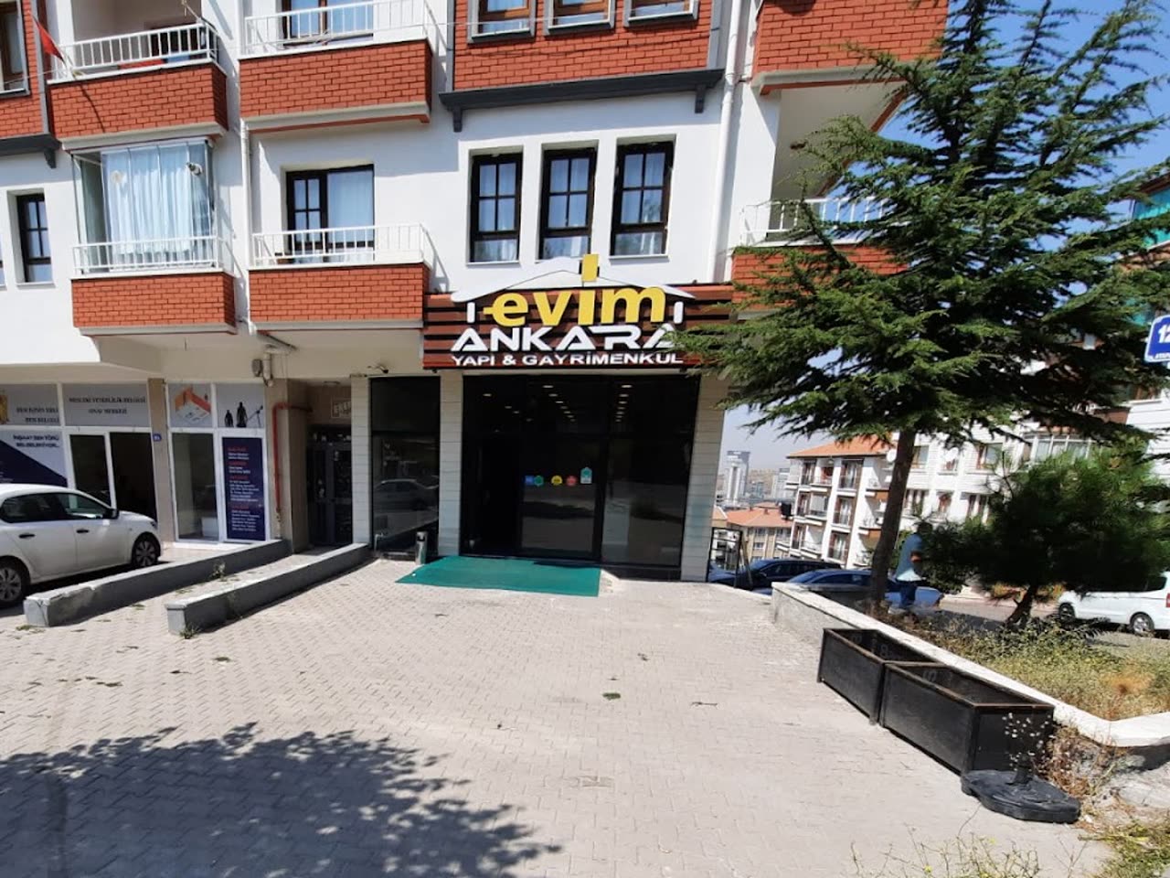 Evim Ankara'nın Aşık Veysel Caddesi'ndeki ofisi: lacivert tabelada altın renkli evim ANKARA yazısı